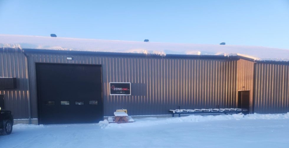 Vue de l'extérieur sous la neige de l'usine de Zone CNC spécialiste de l'usinage numérique, elle est située à Tring-Jonction
